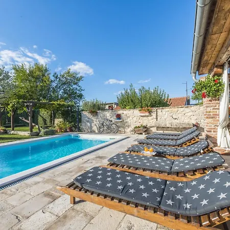 Casa de Férias Sisman In Zemunik Donji - Haus Fuer 10 Personen Donji Zemunik